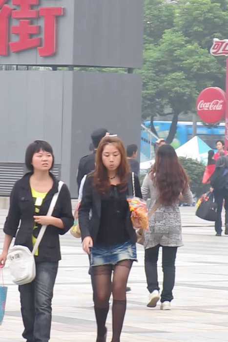 [大忽悠买丝袜街拍视频]ID0522 2013.1.13包臀粉裙肉丝制服学生被猥琐春哥女同学摸PG和清纯花裙肉丝戴帽子美女陪屌丝男友裤袜裆露出