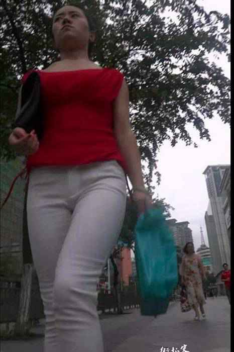 街拍视频00033紧身裤把少妇臀部勒得很紧再配上红