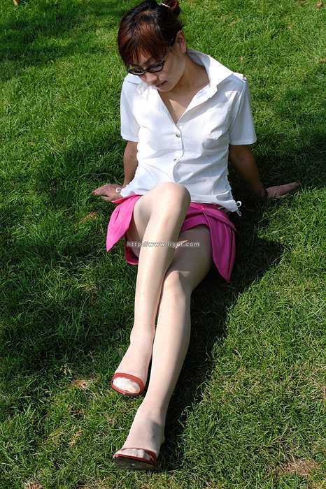 ligui丽柜2005.03.16户外风情少妇的性感魅惑